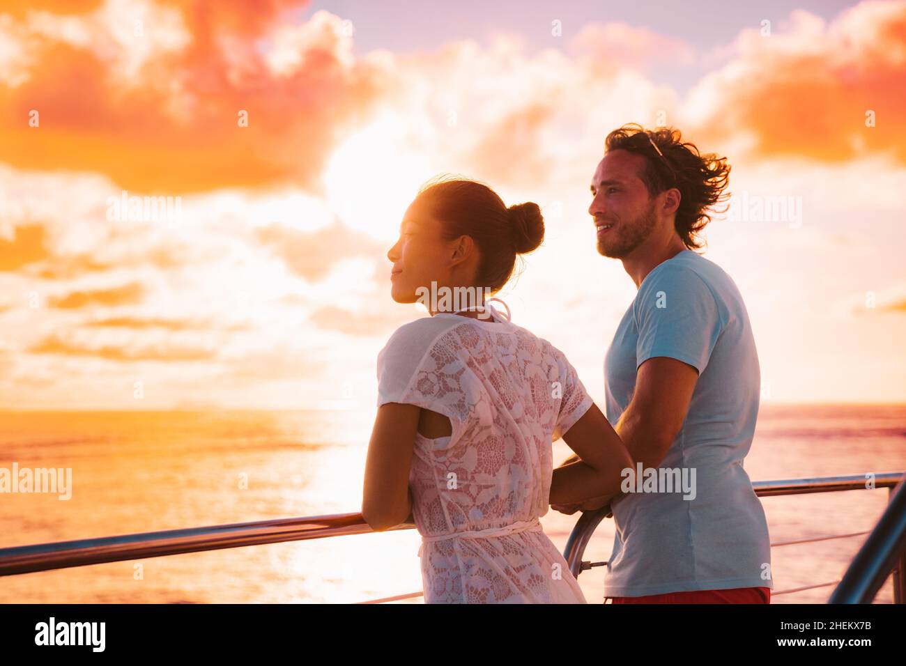 Crociera al tramonto romantica coppia che guarda la vista dal ponte della barca durante le vacanze di viaggio. Silhouette di uomo e donna turisti rilassarsi sul balcone all'aperto di Foto Stock