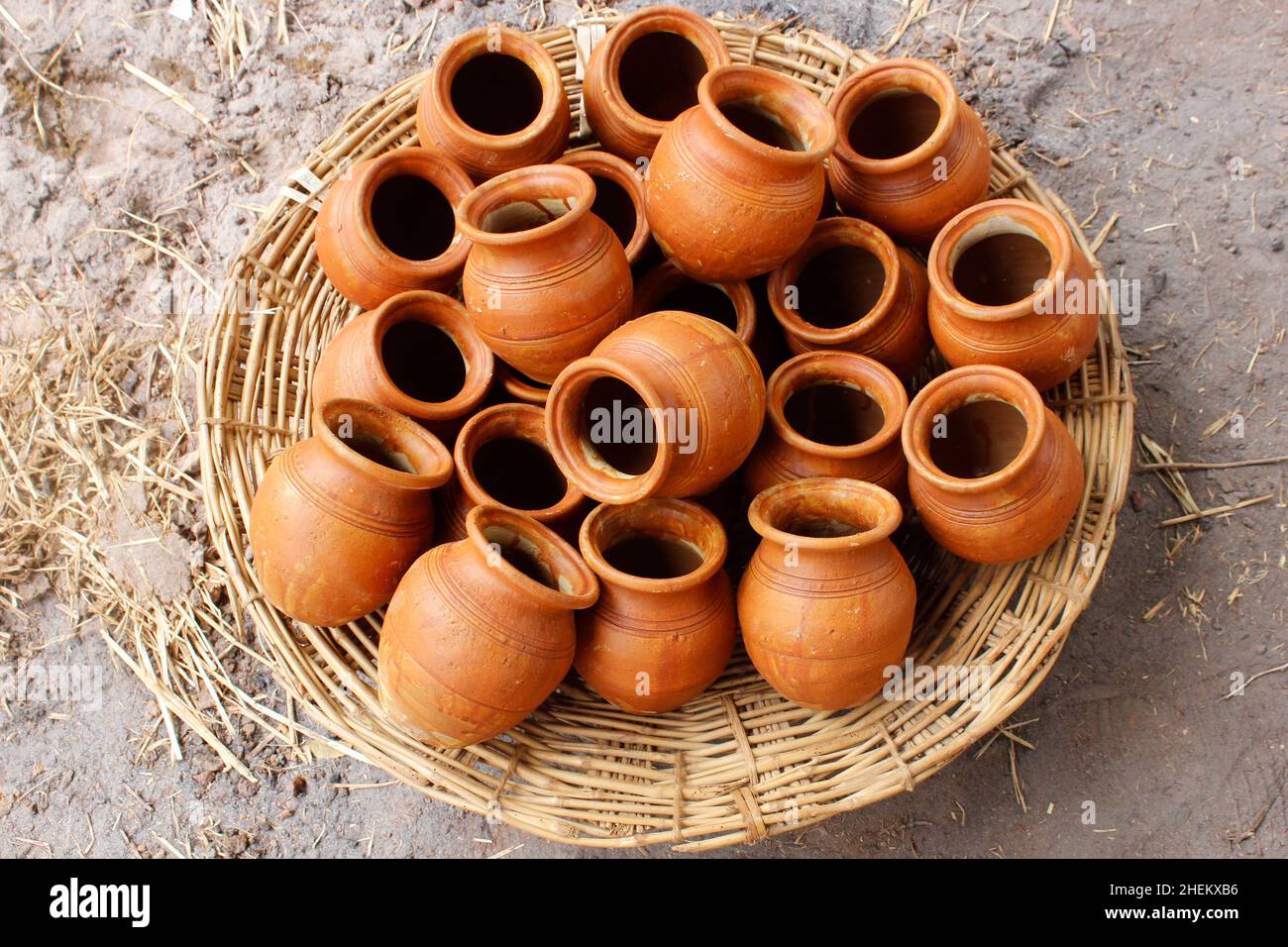 Pentole di creta tenute nel cestino alla ceramica Foto Stock