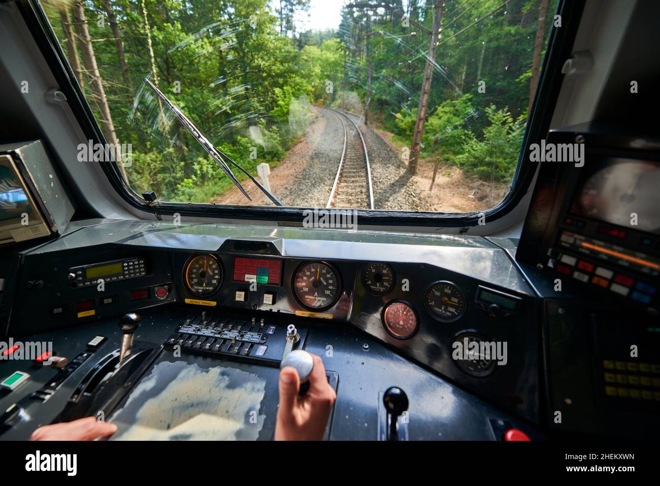 Vista interna delle mani del pilota e del cockpit del quadro della strumentazione di treno antico Foto Stock