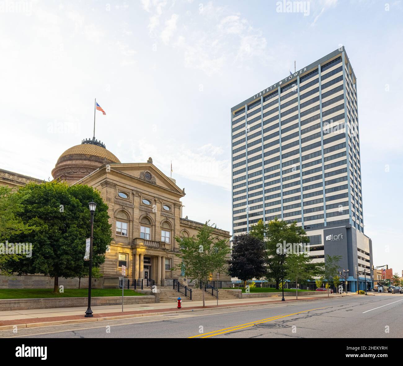 South Bend, Indiana, USA - 21 agosto 2021: Il tribunale della contea di St Joseph e la Liberty Tower Foto Stock