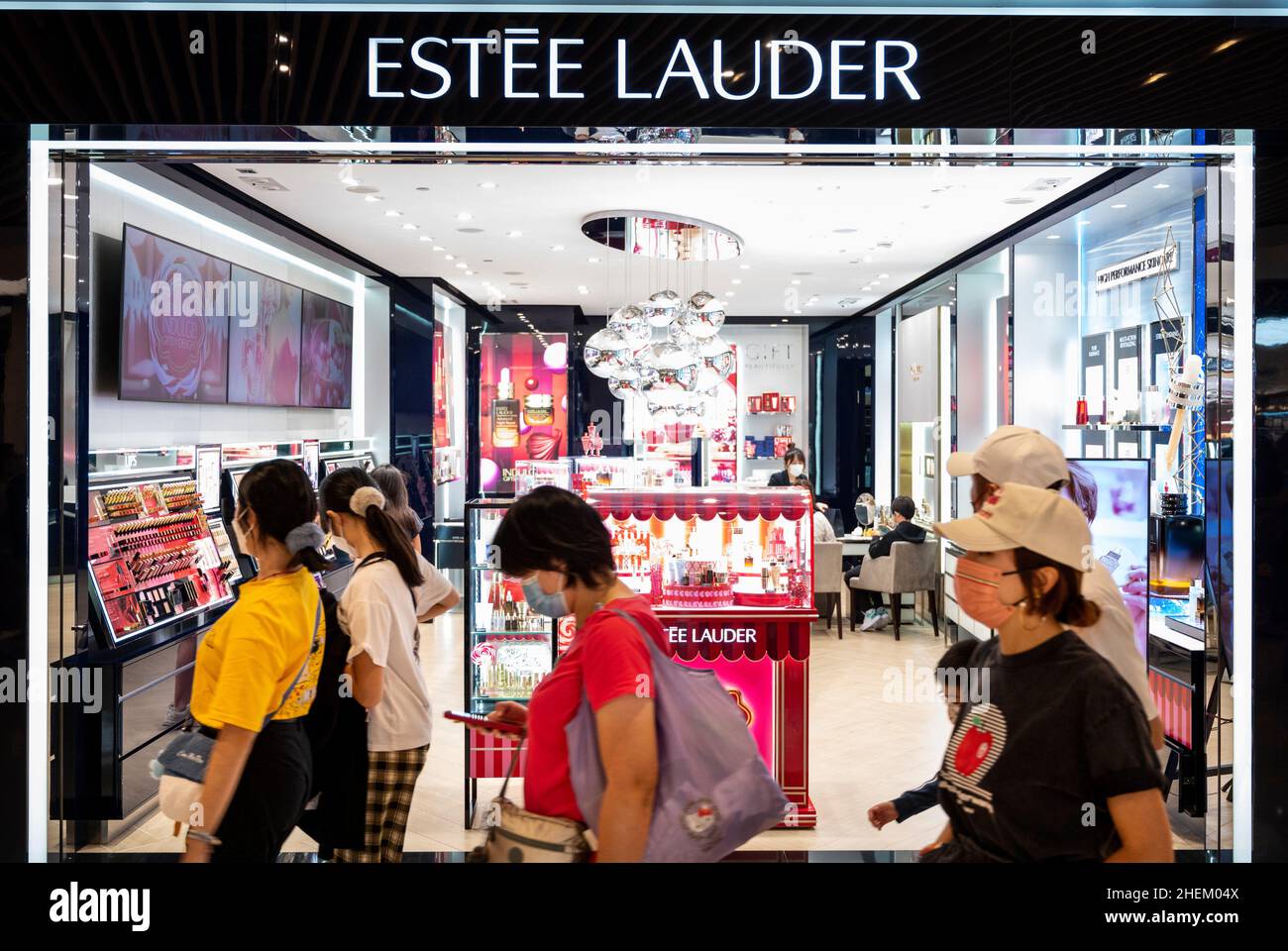 Hong Kong, Cina. 21st Nov 2021. I pedoni passano accanto alla multinazionale americana per la cura della pelle e il marchio dei prodotti di bellezza, il logo Estée Lauder (Estee Lauder) visto a Hong Kong. (Credit Image: © Budrul Chukrut/SOPA Images via ZUMA Press Wire) Foto Stock