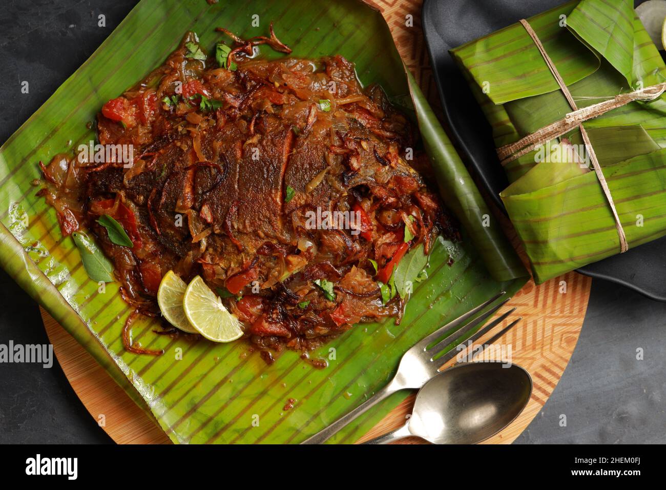 Meen Pollichathu o pollichathu di pesce, gustoso piatto di kerala, pesce con masala cotto in foglia di banana. Foto Stock