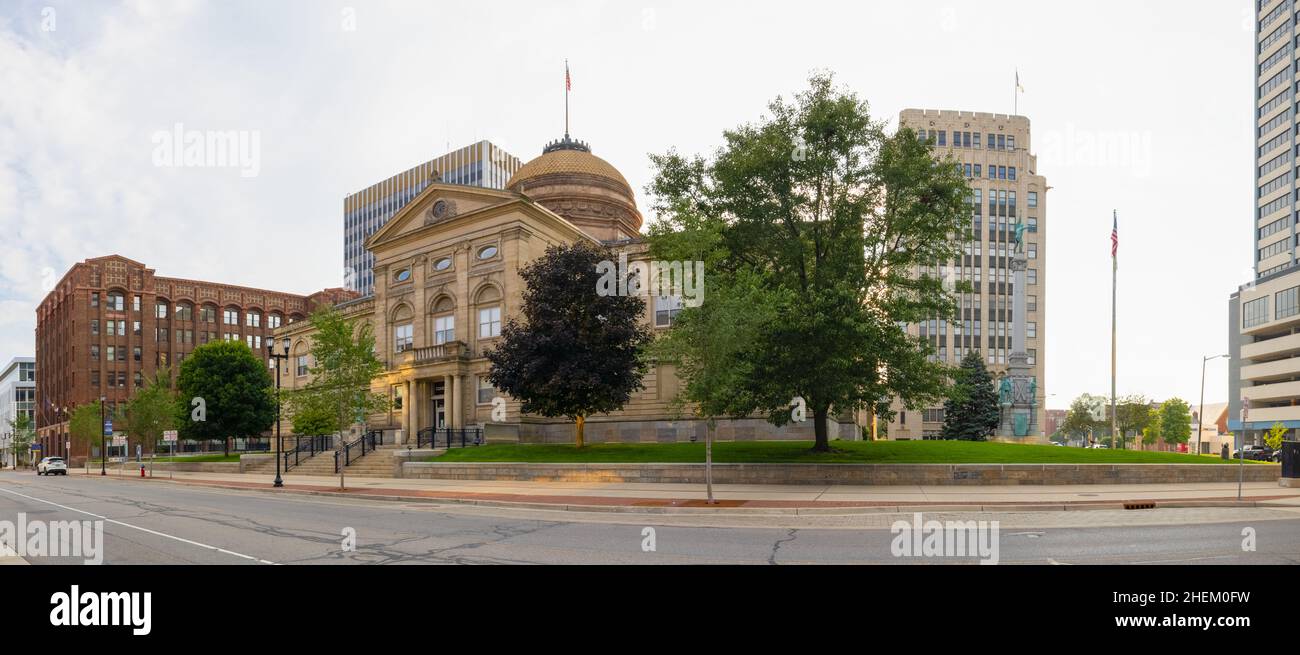 South Bend, Indiana, USA - 21 agosto 2021: Il tribunale della contea di St Joseph e il Tower Building Foto Stock
