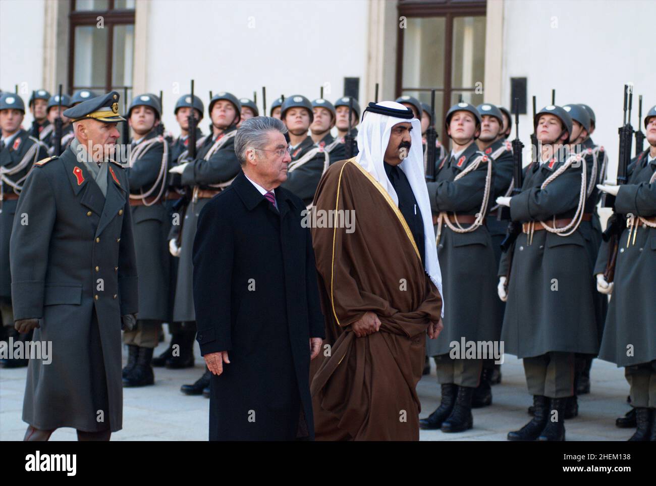 Vienna, Austria. Dicembre 31, 2010. Visita di Stato dell'emiro del Qatar all'Hofburg a Vienna. La foto mostra l'emiro del Qatar, lo sceicco Hamad Bin Khalifa al-Thani (R) e il presidente federale dell'Austria Heinz Fischer (L) Foto Stock