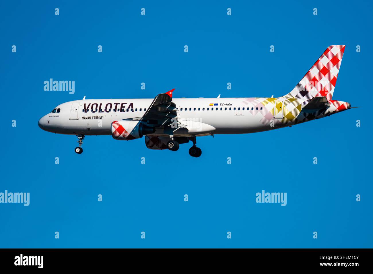 Madrid, Spagna - 31 dicembre 2021: Aereo Airbus A320 passeggeri della compagnia aerea Volotea che vola prima di atterrare contro il cielo azzurro. Il nome di Foto Stock