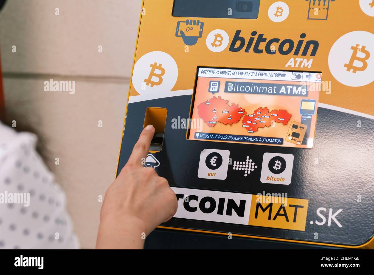 Primo piano la donna utilizza una criptovaluta bitcoin ATM, gennaio 2022, Poprad, Slovacchia. Foto Stock