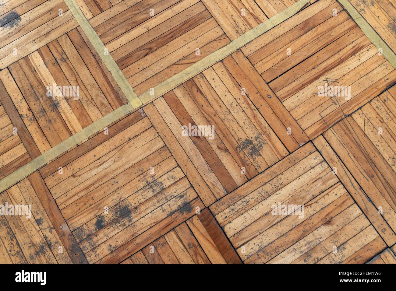 Vecchio parquet usato con motivo quadrato fatto di assi rettangolari di  legno, vista dall'alto. Trama della foto di sfondo Foto stock - Alamy