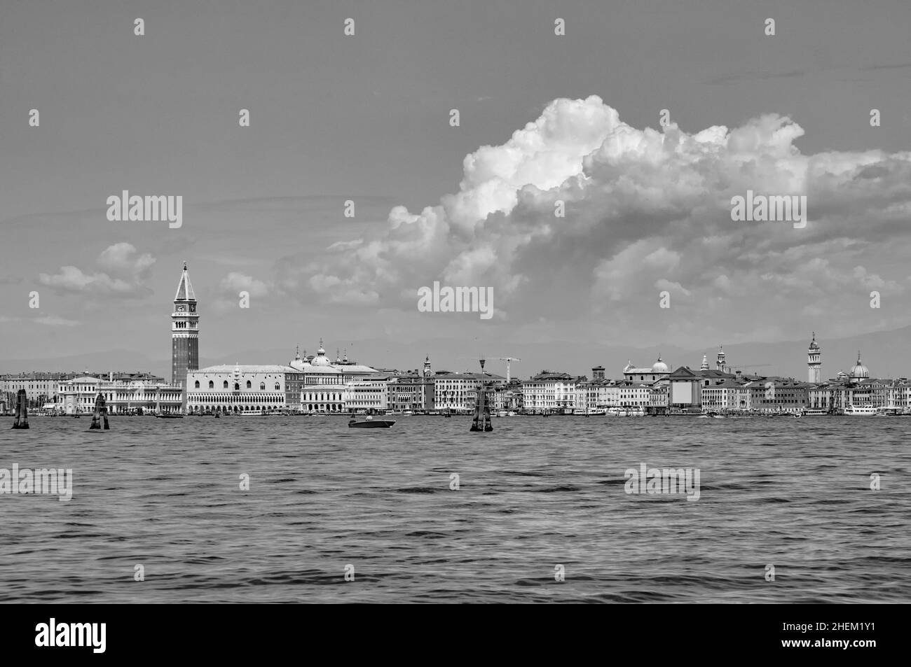 Skyline di Venezia arrivando a Piazza San Marco sotto il cielo blu Foto Stock