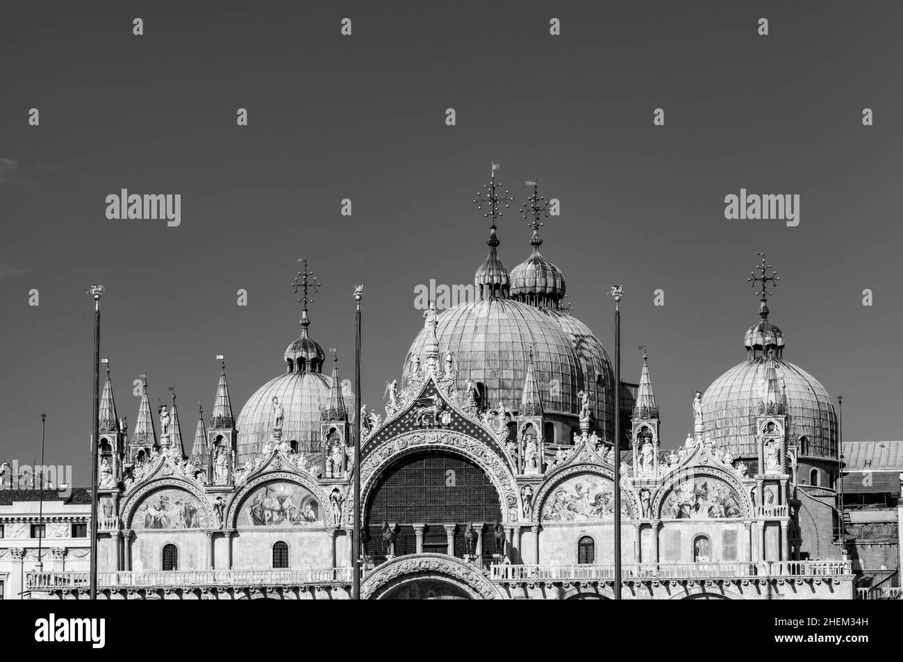 cattedrale di San Marco in Piazza San Marco a Venezia, in Italia sotto il cielo blu Foto Stock