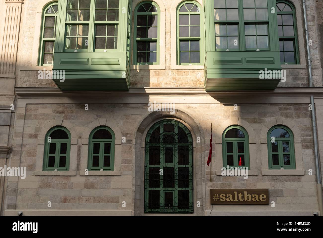 Istanbul, Turchia. Dicembre 25th 2021 il famoso chef Nusr et Saltbae Cafe, ristorante che serve bistecche e hamburger accanto alla Torre Galata nel Pera dist Foto Stock