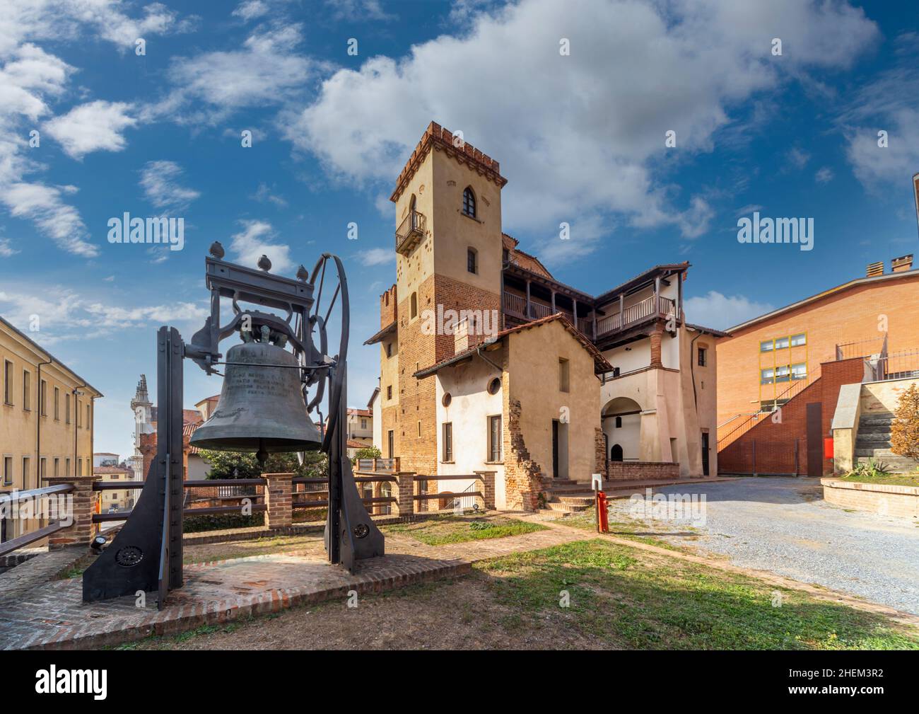 Bra, Cuneo, Piemonte, Italia - 28 ottobre 2021: Palazzotraversa, il cortile con la campana, Museo Archeologico, Storia dell'Arte Foto Stock