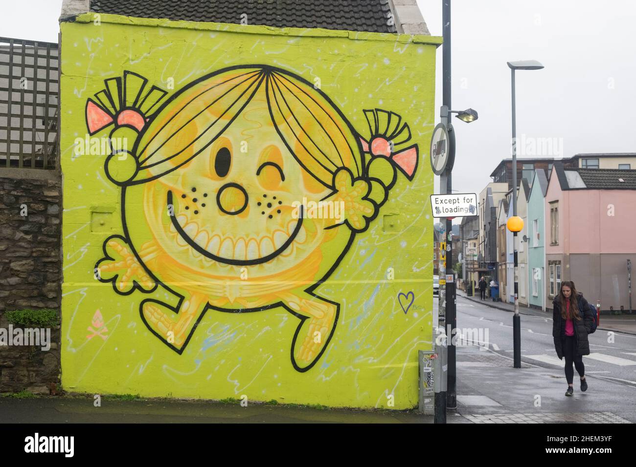 Intorno a Bedminster un sobborgo di Bristol Regno Unito. Murale di Little Miss sole. Foto Stock