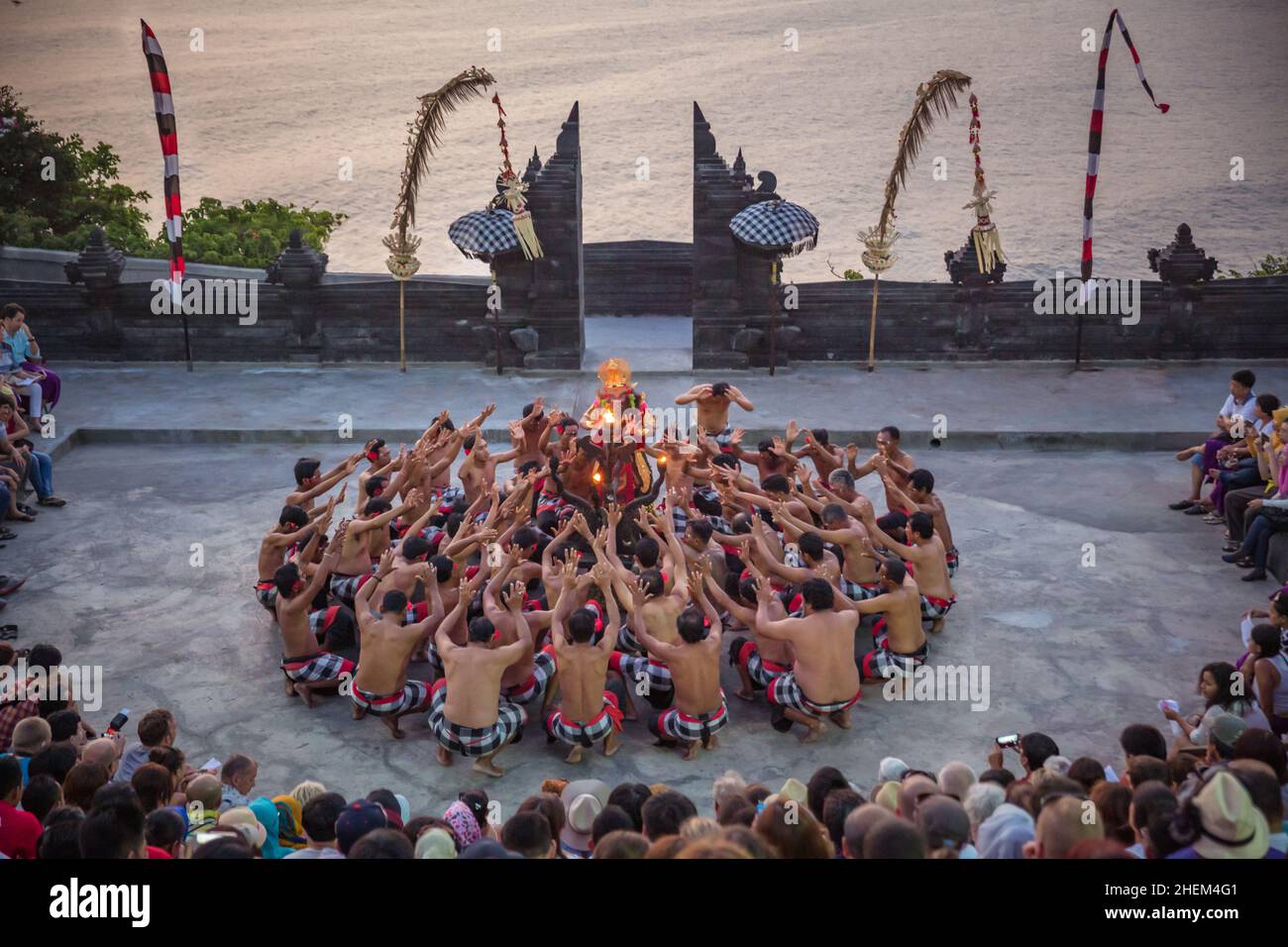 Bali - Indonesia - 10.21.2015: Ballerini Kecak che eseguono la danza del fuoco nell'anfiteatro pura Luhur Uluwatu, Tempio di Uluwatu un mare indù balinese Foto Stock