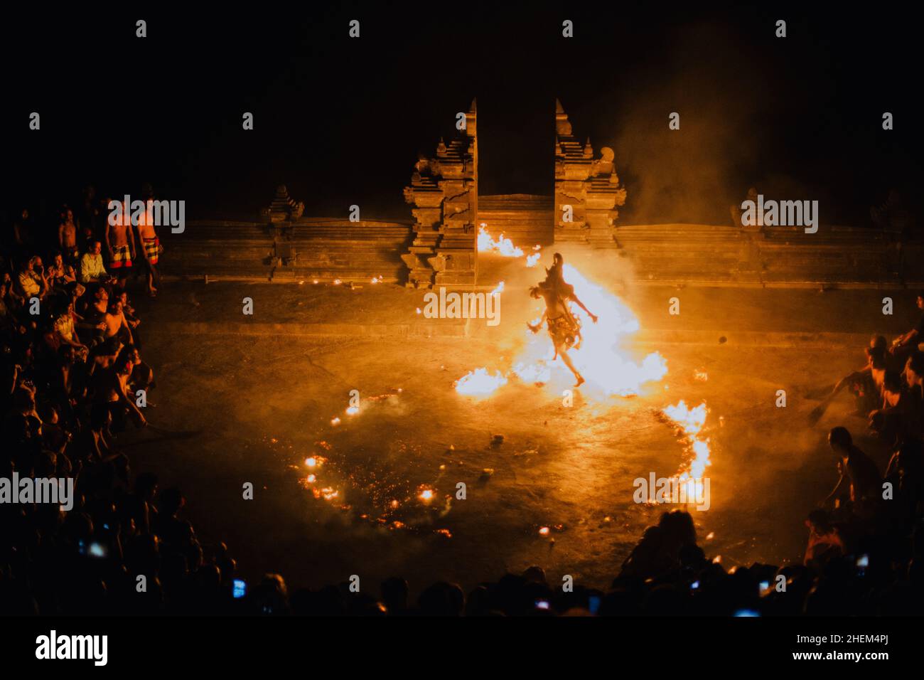 Bali - Indonesia - 10.21.2015: Ballerini Kecak che eseguono la danza del fuoco nell'anfiteatro pura Luhur Uluwatu, Tempio di Uluwatu un mare indù balinese Foto Stock