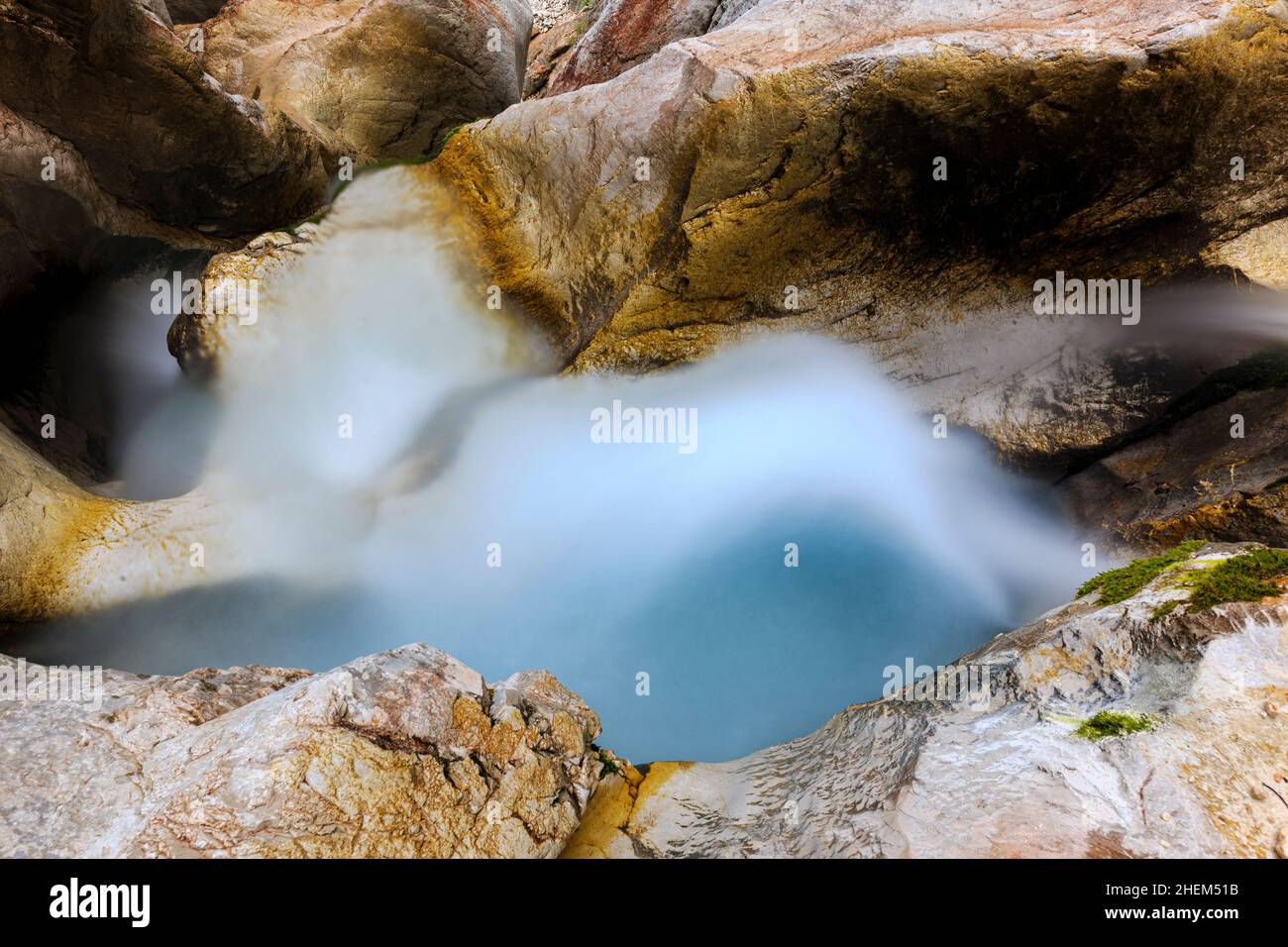 L'acqua cristallina sta cadendo lungo la cascata di Zgornji, lavaggi e bellissimi laghetti, Slovenia Foto Stock