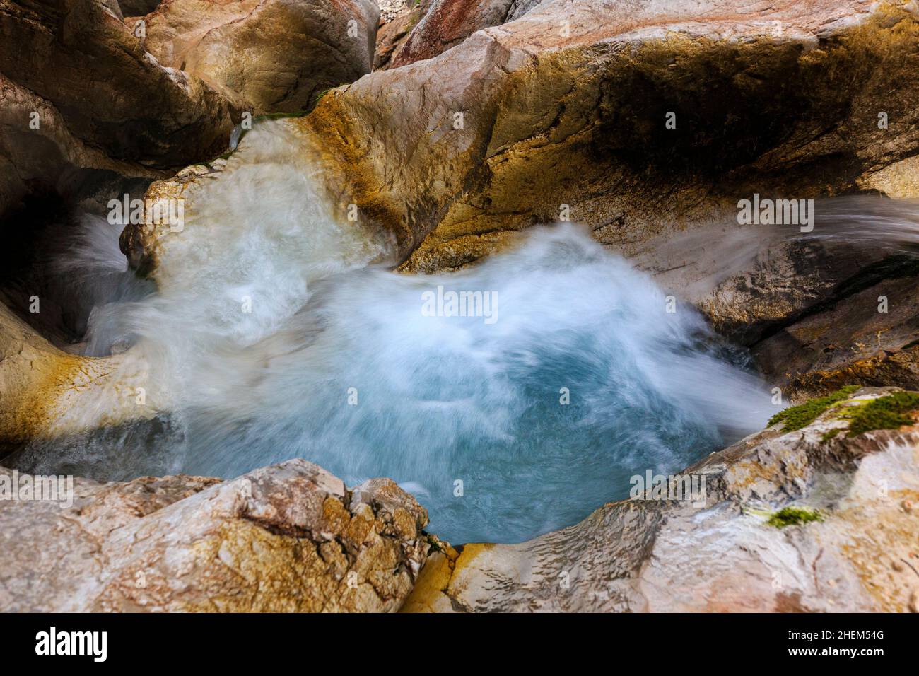 L'acqua cristallina sta cadendo lungo la cascata di Zgornji, lavaggi e bellissimi laghetti, Slovenia Foto Stock