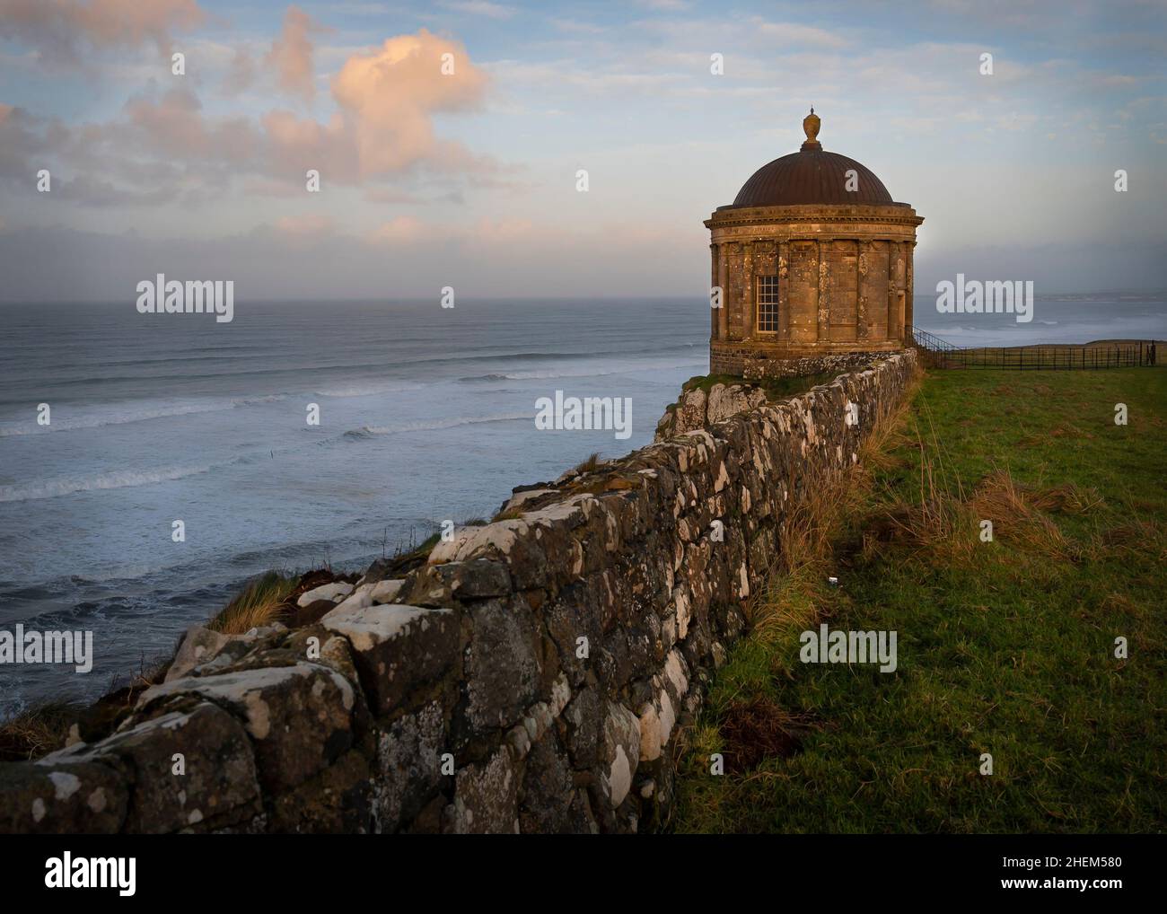 L'iconico Tempio di Mussendun si trova maestosamente affacciato sull'oceano al largo della costa nord di Antrim. Foto Stock