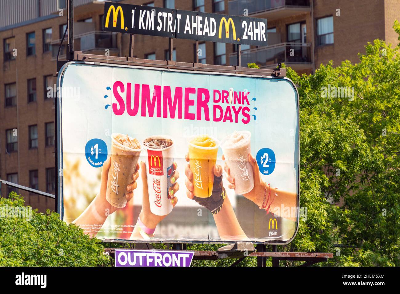 Toronto, Canada, 2015: Rinfreschi estivi McDonald's su un cartellone pubblicitario esterno Foto Stock