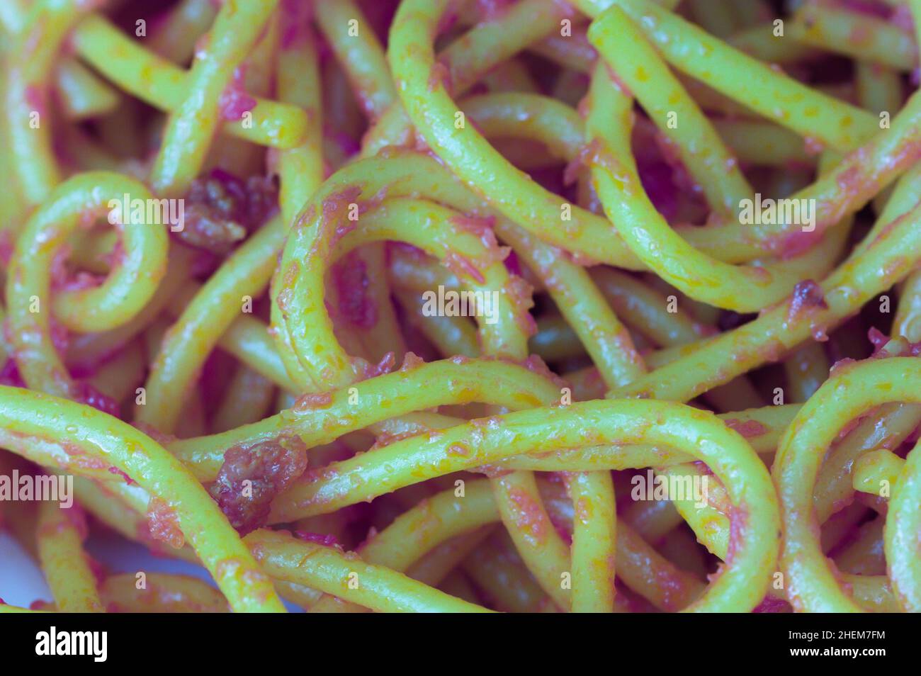 Immagine che funge da sfondo per illustrare il dettaglio di alcuni spaghetti bolognesi fatti in casa su un piatto Foto Stock