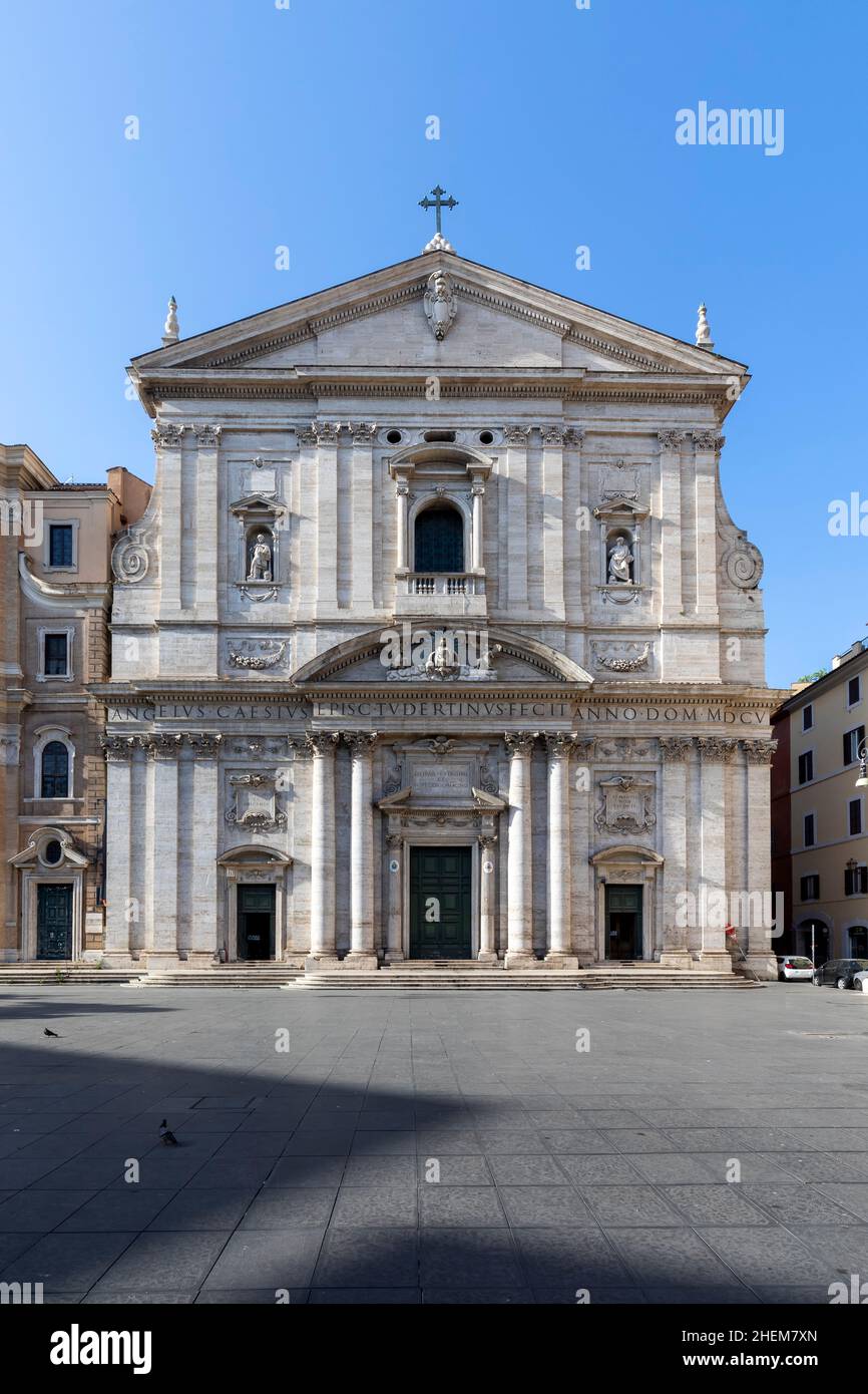 Piazza della Chiesa Nuova nel quartiere Navona di Roma con facciata barocca della chiesa di Santa Maria in Vallicella, detta anche Chiesa Nuova con F. Foto Stock