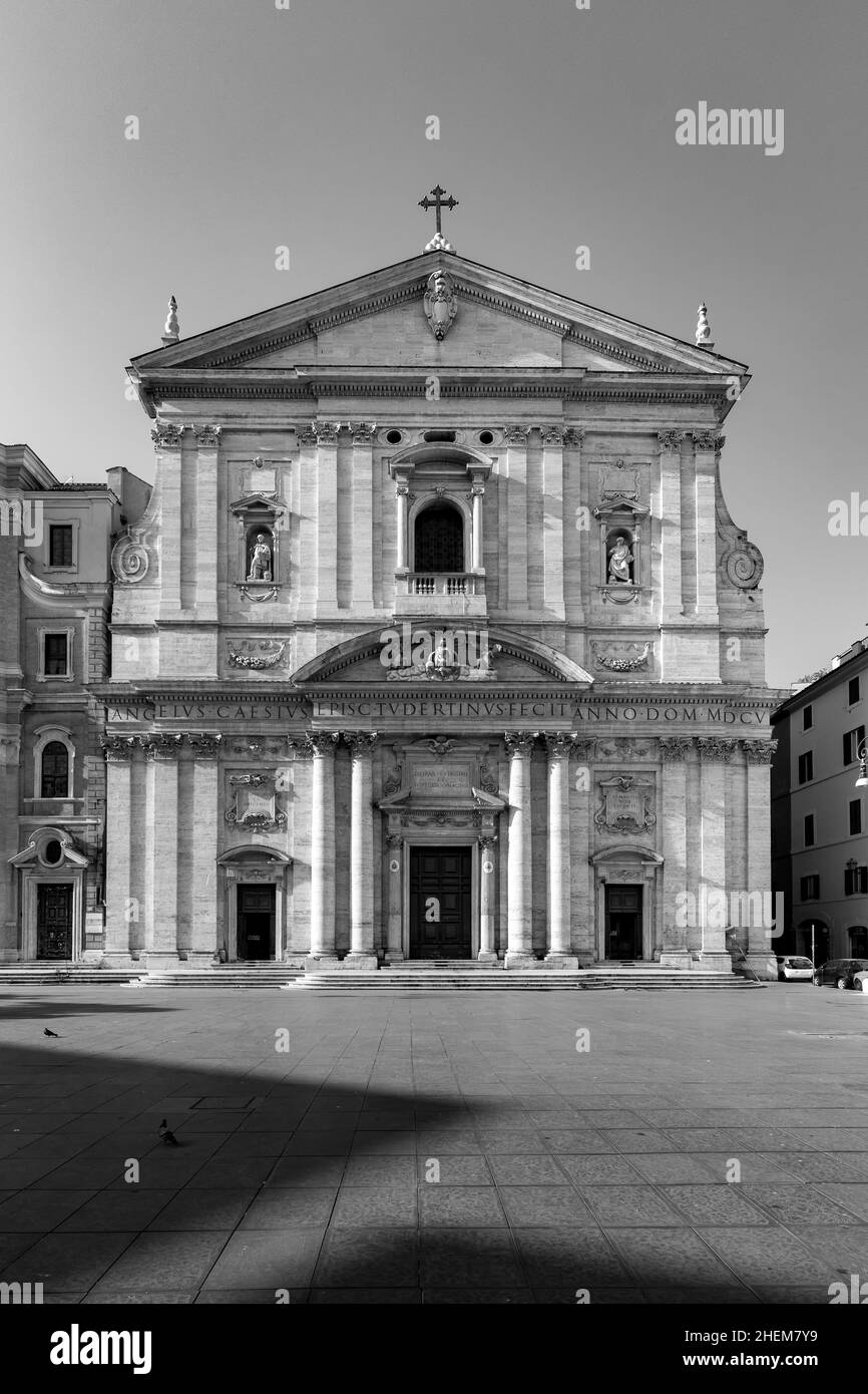 Piazza della Chiesa Nuova nel quartiere Navona di Roma con facciata barocca della chiesa di Santa Maria in Vallicella, detta anche Chiesa Nuova con F. Foto Stock