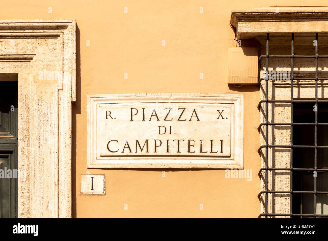 Via piazza campitelli - enl. PIAZZA CAMPITELLI - dipinto alle mura di Roma, Italia Foto Stock