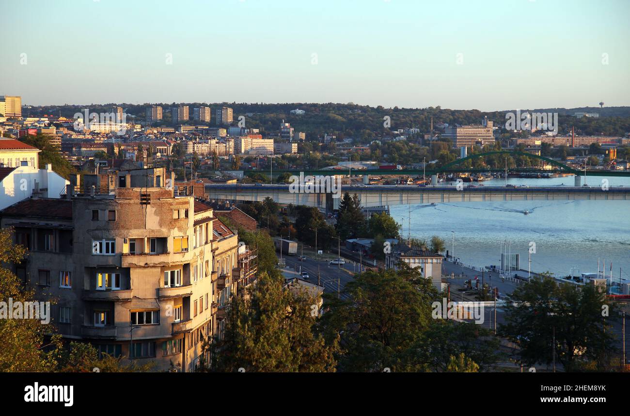 Vista del Danubio e dei fiumi Sava dalla Fortezza di Kalemegdan a Belgrado, Serbia. Belgrado è la più grande città dell'Europa sudorientale. Foto Stock