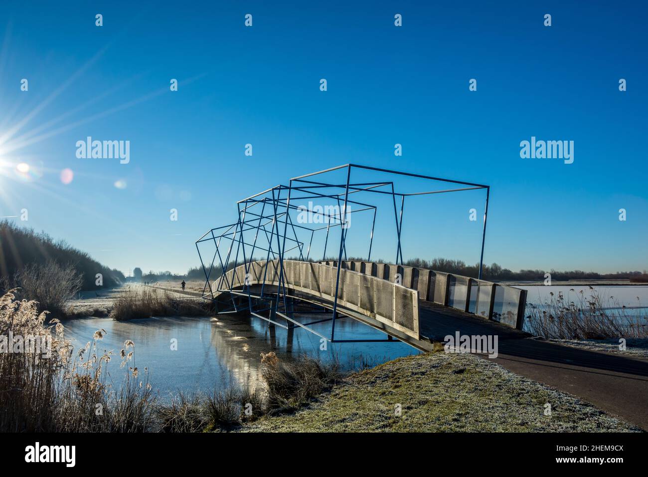 Cubic Bridge nei Paesi Bassi, città Zoetermeer (Balijbos). Ponte per biciclette Foto Stock