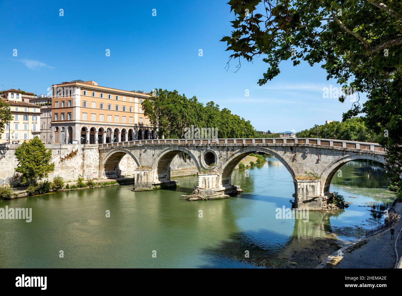 Ponte Sisto, ponte che attraversa il Tevere, che collega Via dei Pettinari a Piazza Trilussa a Roma Foto Stock