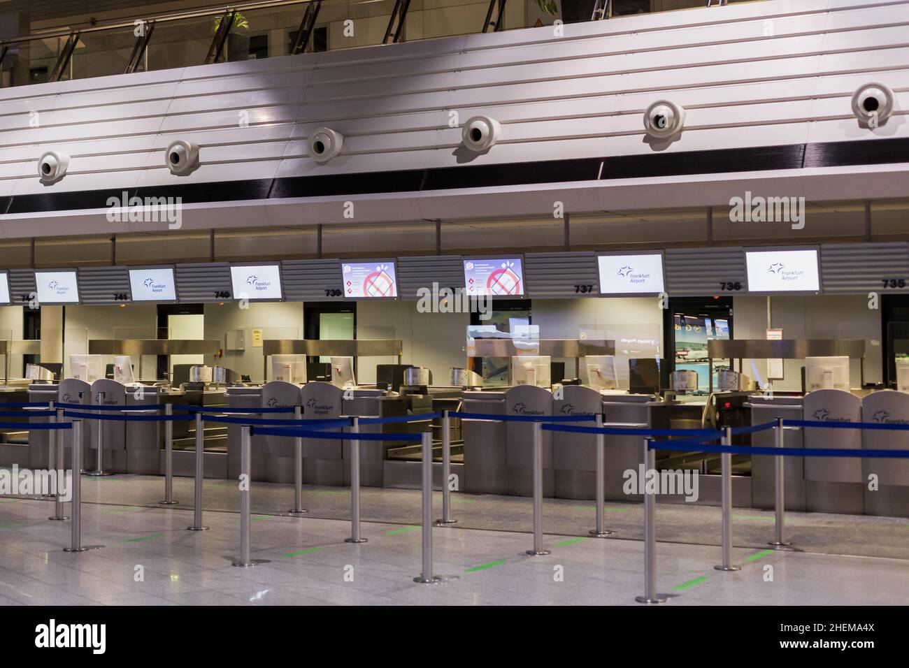 Banchi di registrazione vuoti all'aeroporto internazionale di Francoforte Foto Stock