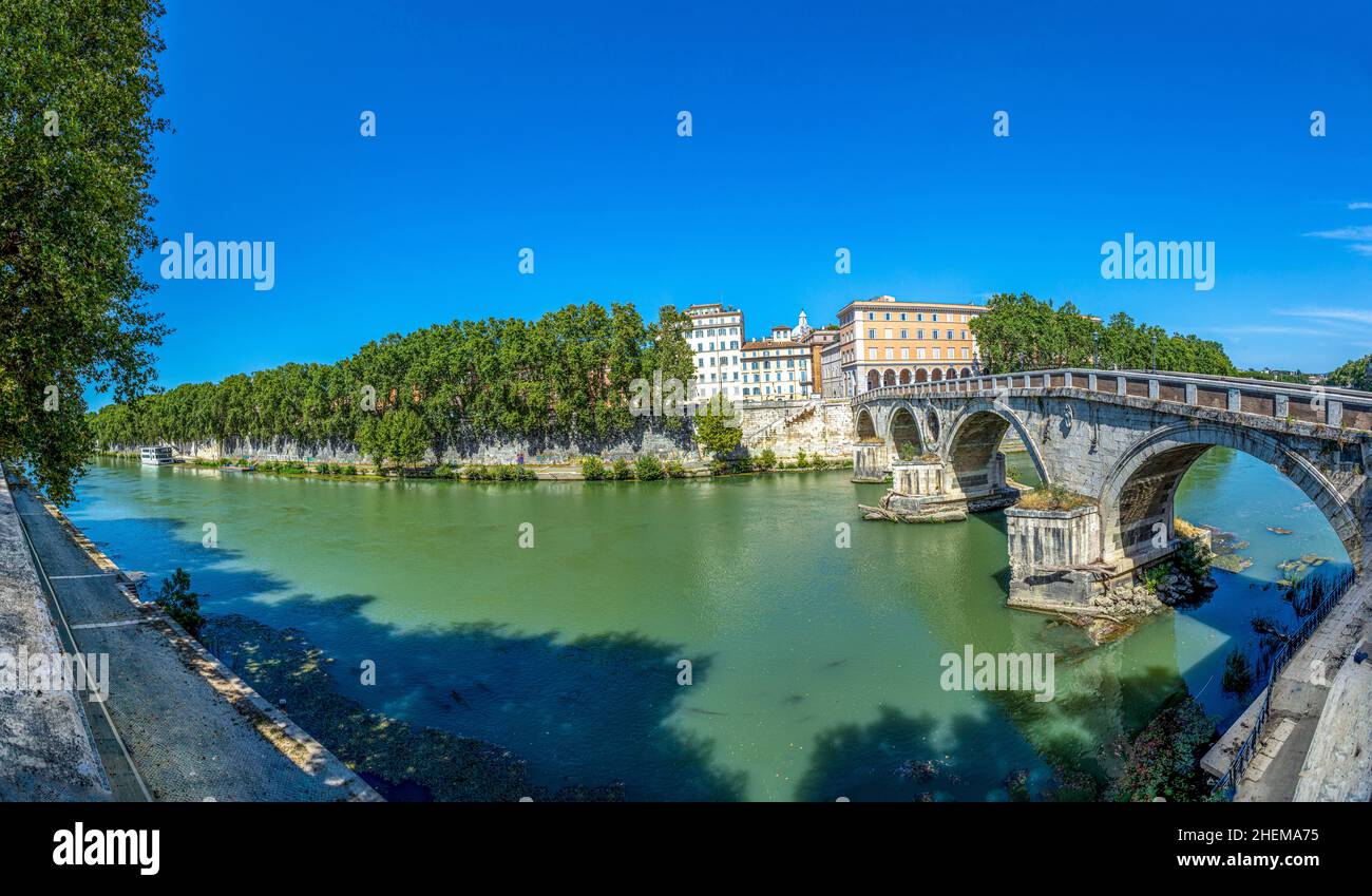 Ponte Sisto, ponte che attraversa il Tevere, che collega Via dei Pettinari a Piazza Trilussa a Roma Foto Stock