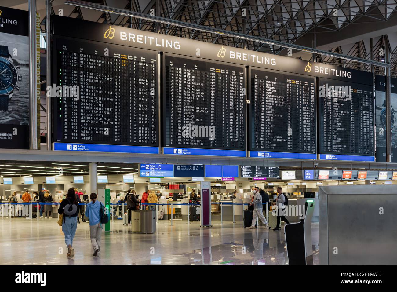 FRANCOFORTE, GERMANIA - 11 NOVEMBRE 2021: I passeggeri si avvicinano ai banchi di registrazione all'aeroporto internazionale di Francoforte Foto Stock