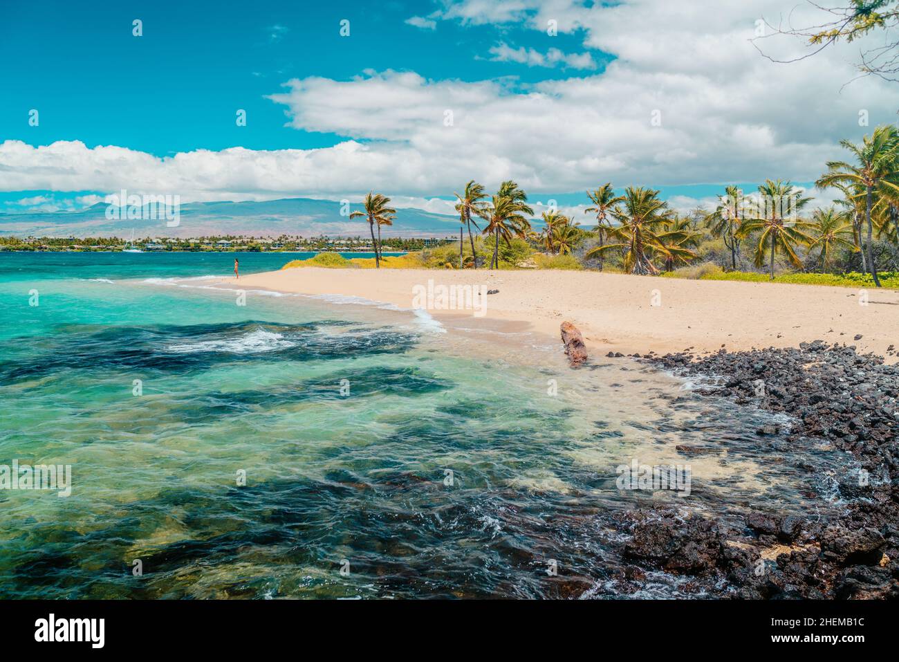 Hawaii Beach viaggio paesaggio. Vacanza estiva Hero vista di donna turistica a piedi su baia appartata in Waikoloa, Big Island, HAWAII, destinazione USA. Foto Stock
