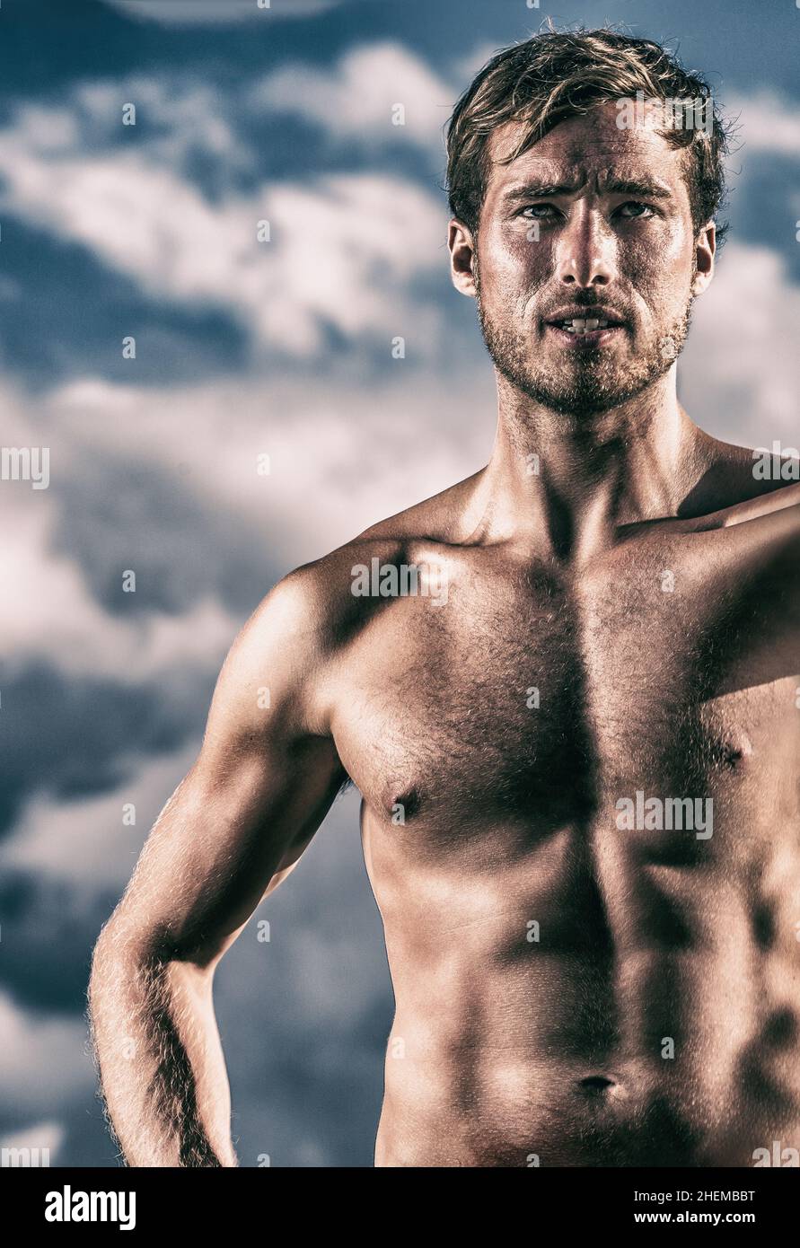Uomo muscolare in forte aderenza con sei sexy confezione abs topless mostrando fuori corpo tonico con muscoli dello stomaco tagliati. Montare il modello in abs maschio trinciato con definito Foto Stock