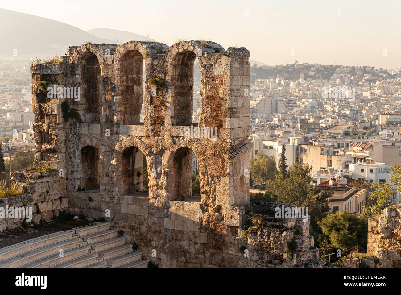 Atene, Grecia. L'Odeon di Erode Attico, chiamato anche Erodeion o Erodion, un teatro romano in pietra nell'Acropoli Foto Stock