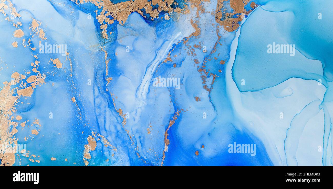 Fondo astratto blu con pigmenti d'oro. La tecnica dell'inchiostro alcolico. Pittura acquerello. Foto Stock