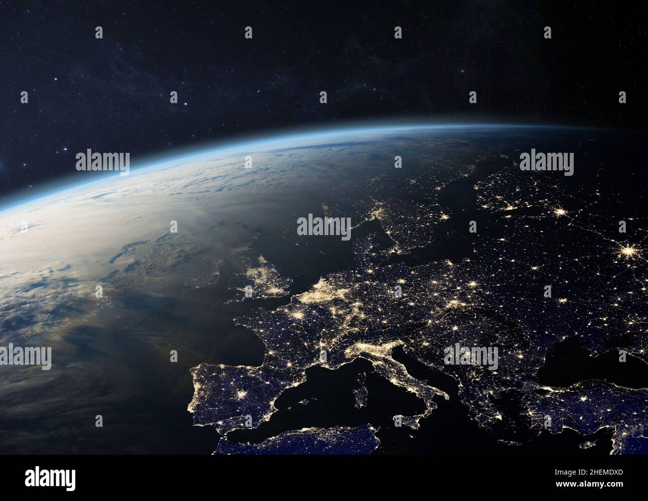 Pianeta Terra dallo spazio di notte. Europa con luci di città in Gran Bretagna, Germania, Francia e altri paesi. Elementi di questa immagine forniti dalla NASA. Foto Stock