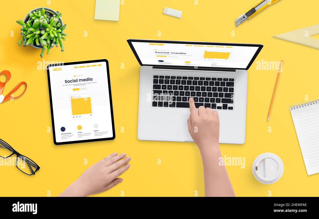Creazione di un concetto di strategia di marketing per i social media. Le ragazze lavorano su notebook e tablet con layout post di social network. Vista superiore, disposizione piatta Foto Stock