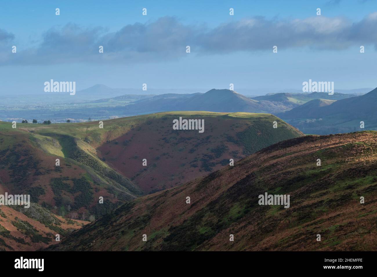 Bodbury Ring, Carding Mill Valley, Lawley e Wrekin visto dal Burway sul Long Mynd, Church Stretton, Shropshire Foto Stock