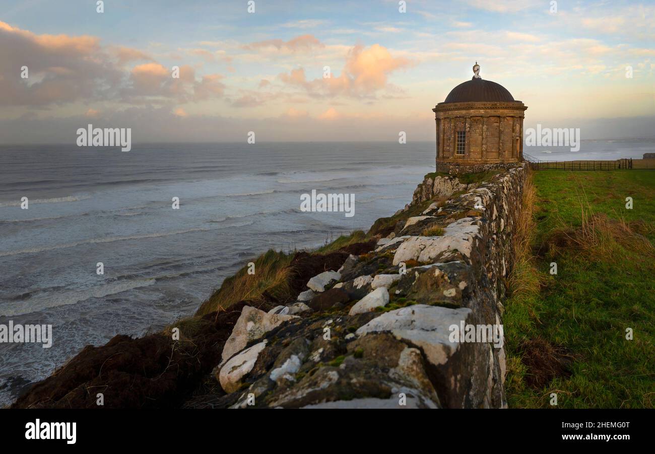 L'iconico Tempio di Mussendun si trova maestosamente affacciato sull'oceano al largo della costa nord di Antrim. Foto Stock