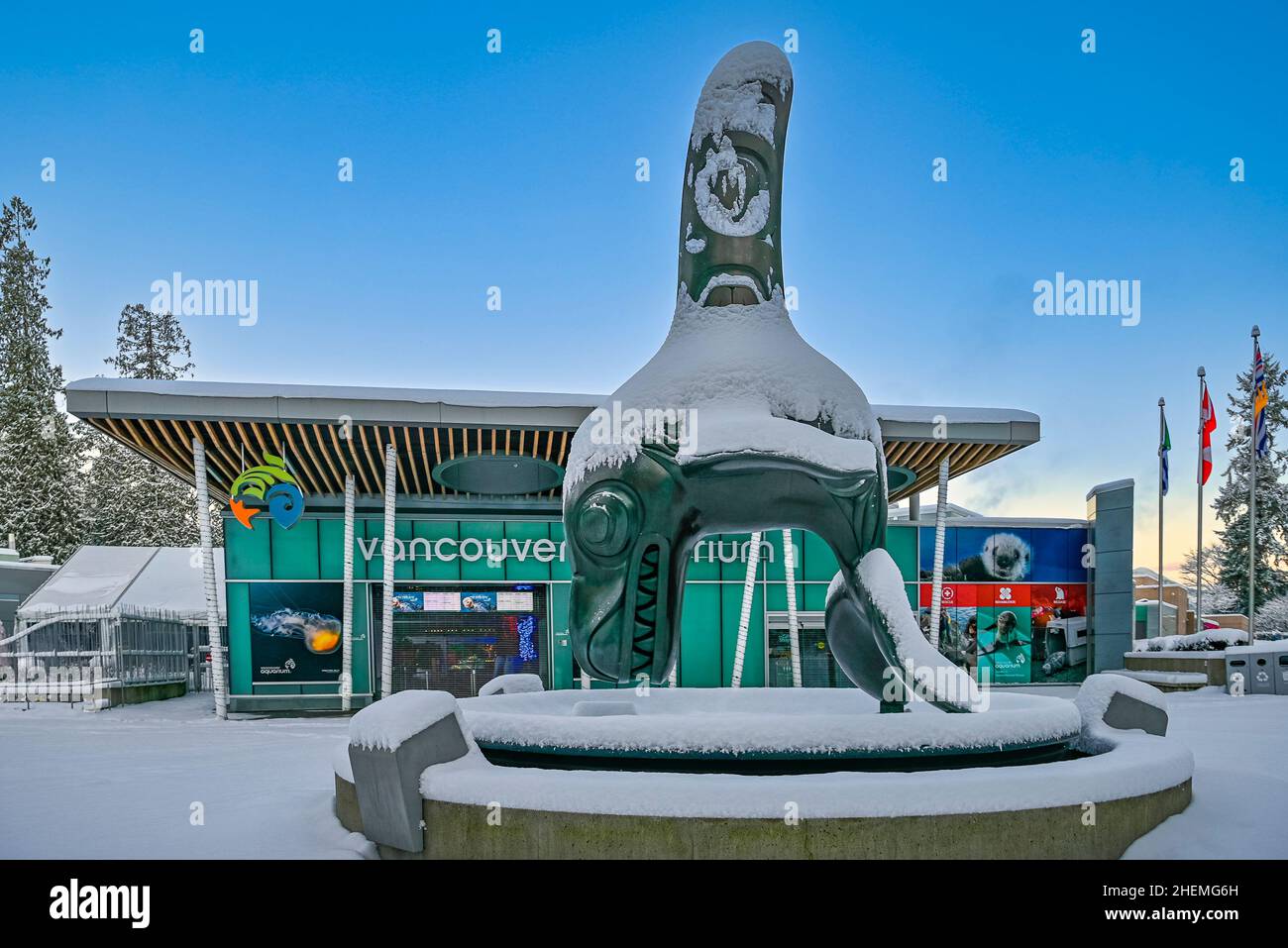 Scultura in bronzo dell'orca di Bill Reid Capo del mondo sottomarino, inverno, fuori dall'acquario di Vancouver, Stanley Park, Vancouver, British Columbia, Canada Foto Stock