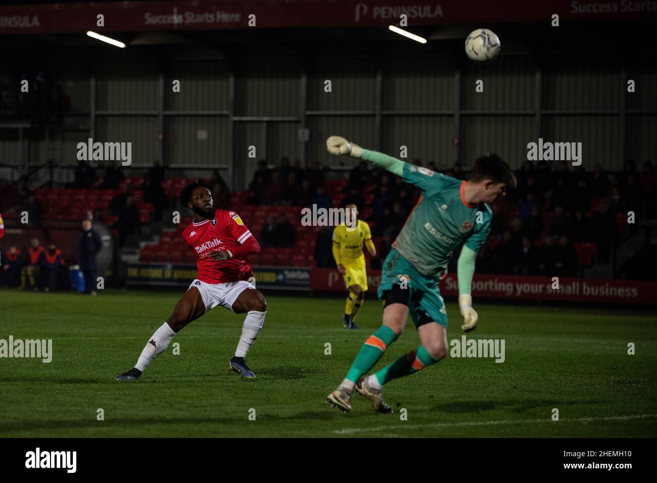 Salford, Regno Unito. 11th Jan 2022. L'aramide Oteh segna il traguardo di apertura per Salford, dopo un errore da parte del portiere di Tranmere Joel Torrence, in quanto gli ospiti conducono 1-0 a metà tempo. Foto Stock