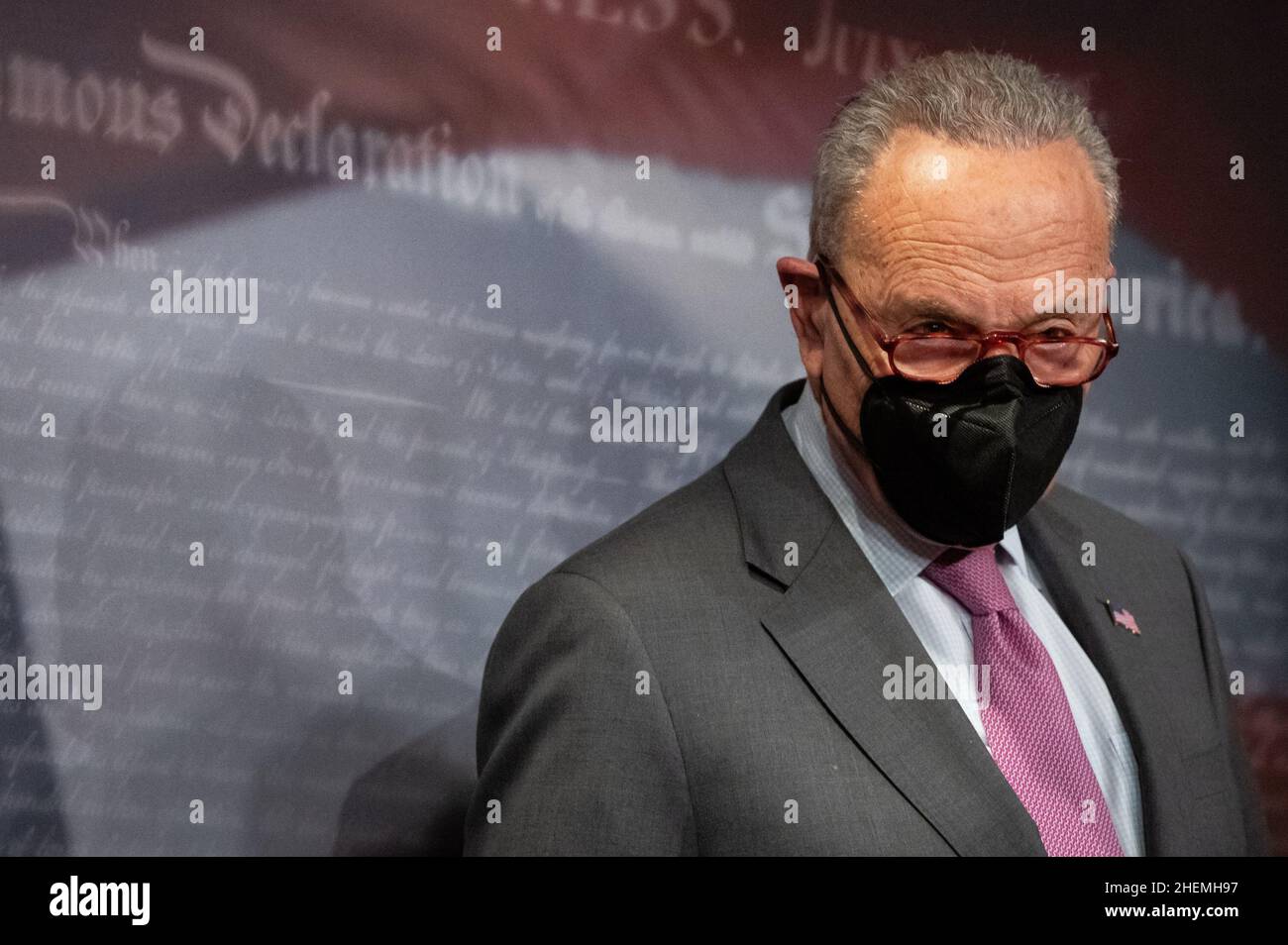 Washington, Stati Uniti. 11th Jan 2022. Il senatore Chuck Schumer (D-N.Y.), leader della maggioranza del Senato, parla ai media durante una conferenza stampa settimanale della leadership democratica del Senato, al Campidoglio degli Stati Uniti, a Washington, DC, martedì 11 gennaio, 2022. Oggi, il Presidente Biden si recherà ad Atlanta con un grande continente di legislatori per elevare la questione dei diritti di voto e promuovere la riforma del filibuster. (Graeme Sloan/Sipa USA) Credit: Sipa USA/Alamy Live News Foto Stock