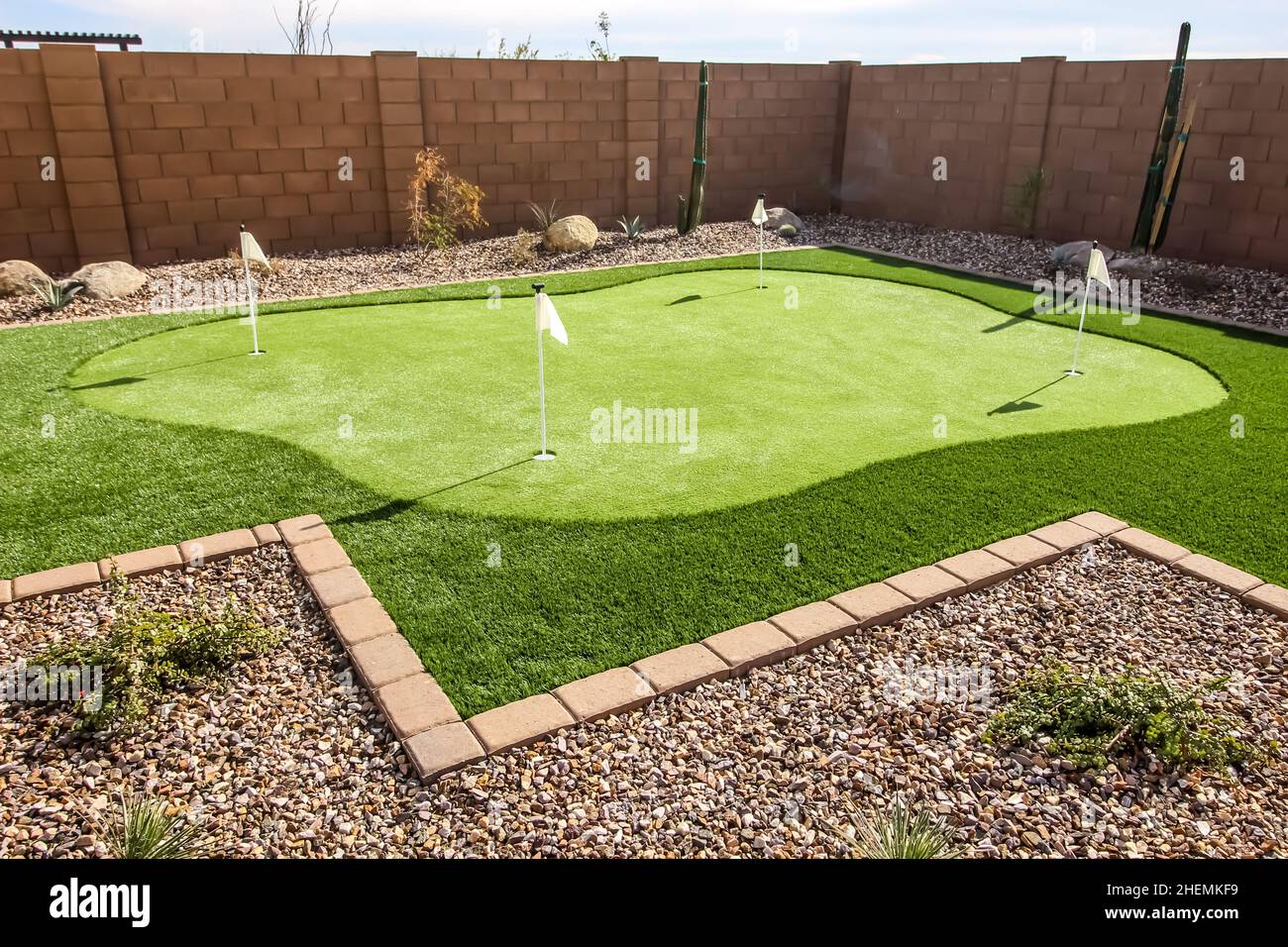 Yard posteriore con quattro fori di putting Green Foto Stock