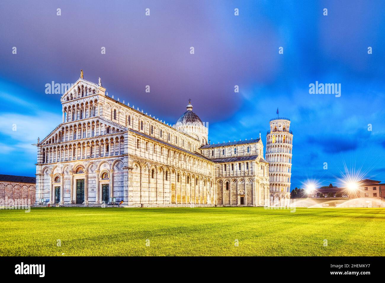 Torre Pendente di Pisa e Duomo di Pisa illuminati a Dusk, Pisa, Italia Foto Stock