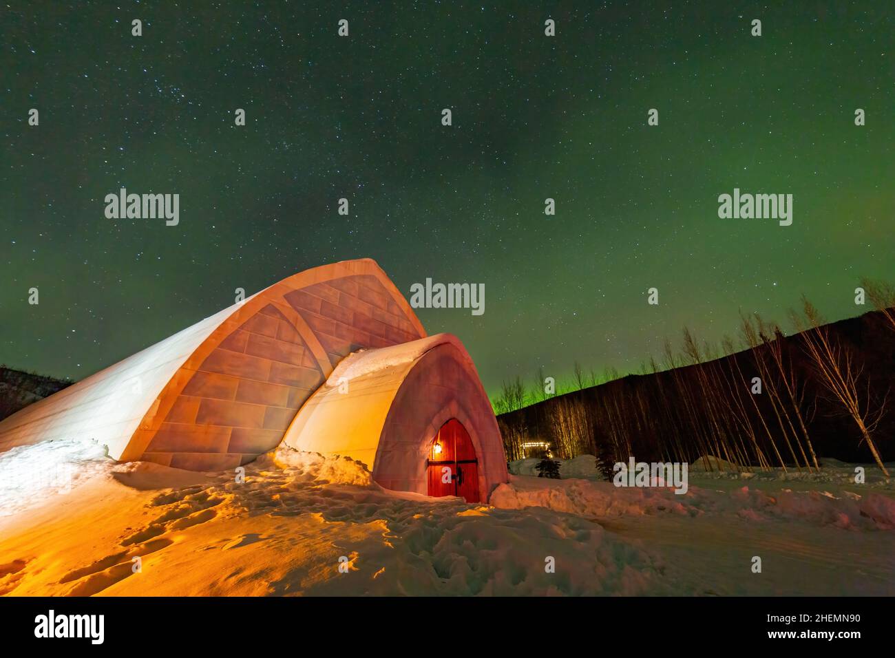 Vista stellata notturna di una cupola di ghiaccio a Chena Hot Springs Resort a Fairbanks, Alaska Foto Stock