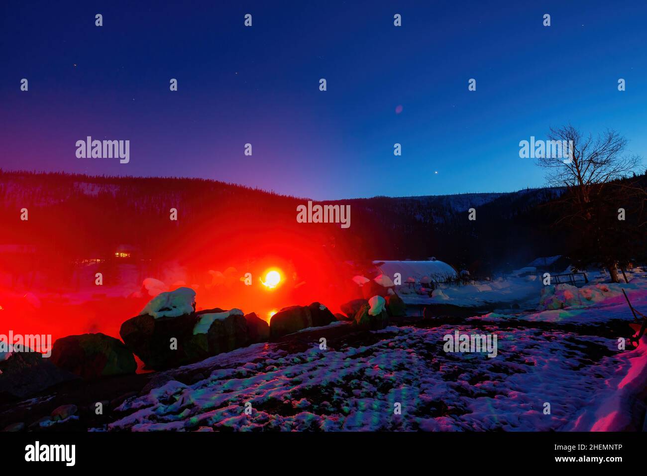 Vista notturna stellata delle sorgenti termali calde di Chena Hot Springs Resort a Fairbanks, Alaska Foto Stock