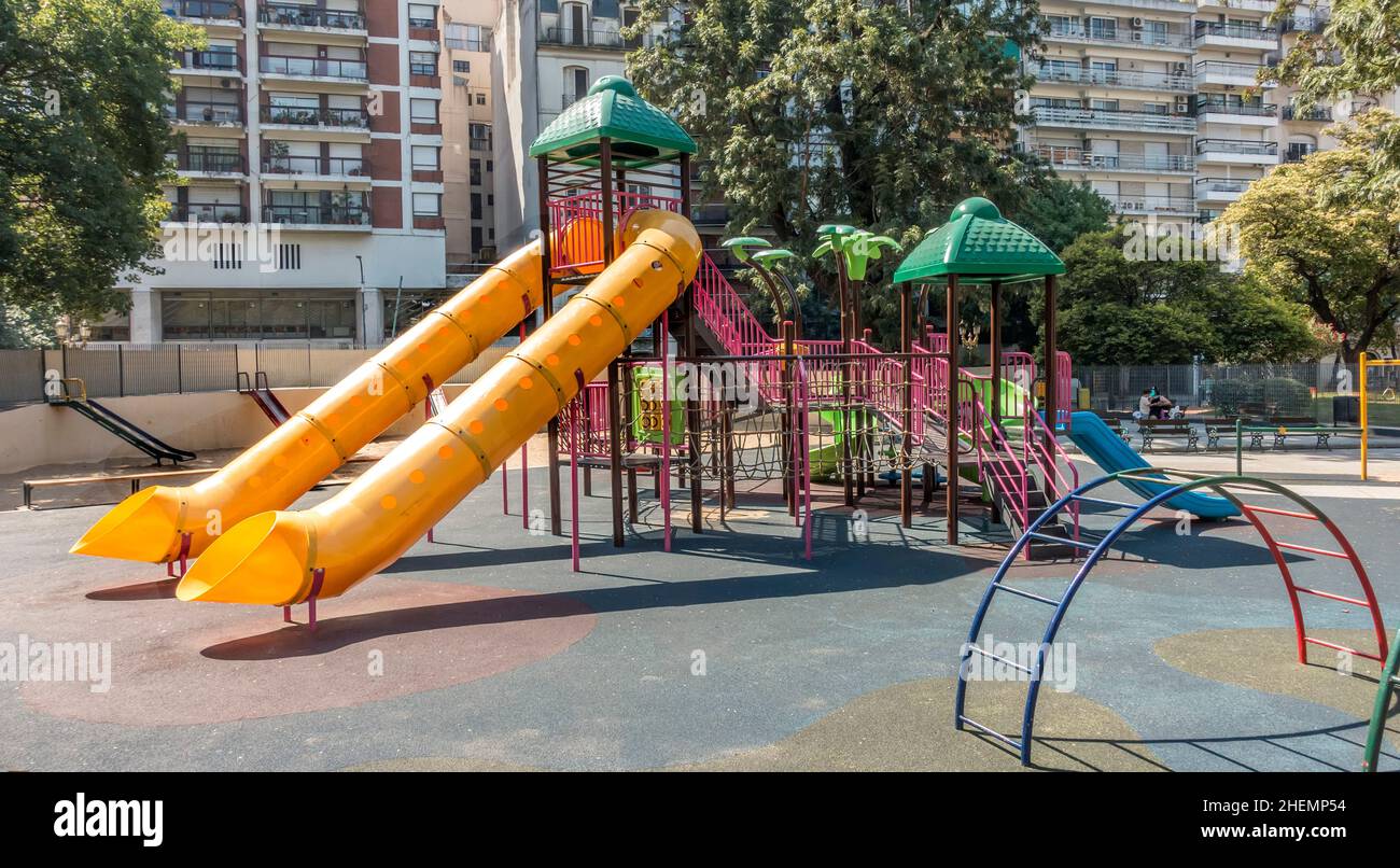 Parco giochi per bambini nel parco cittadino Foto Stock
