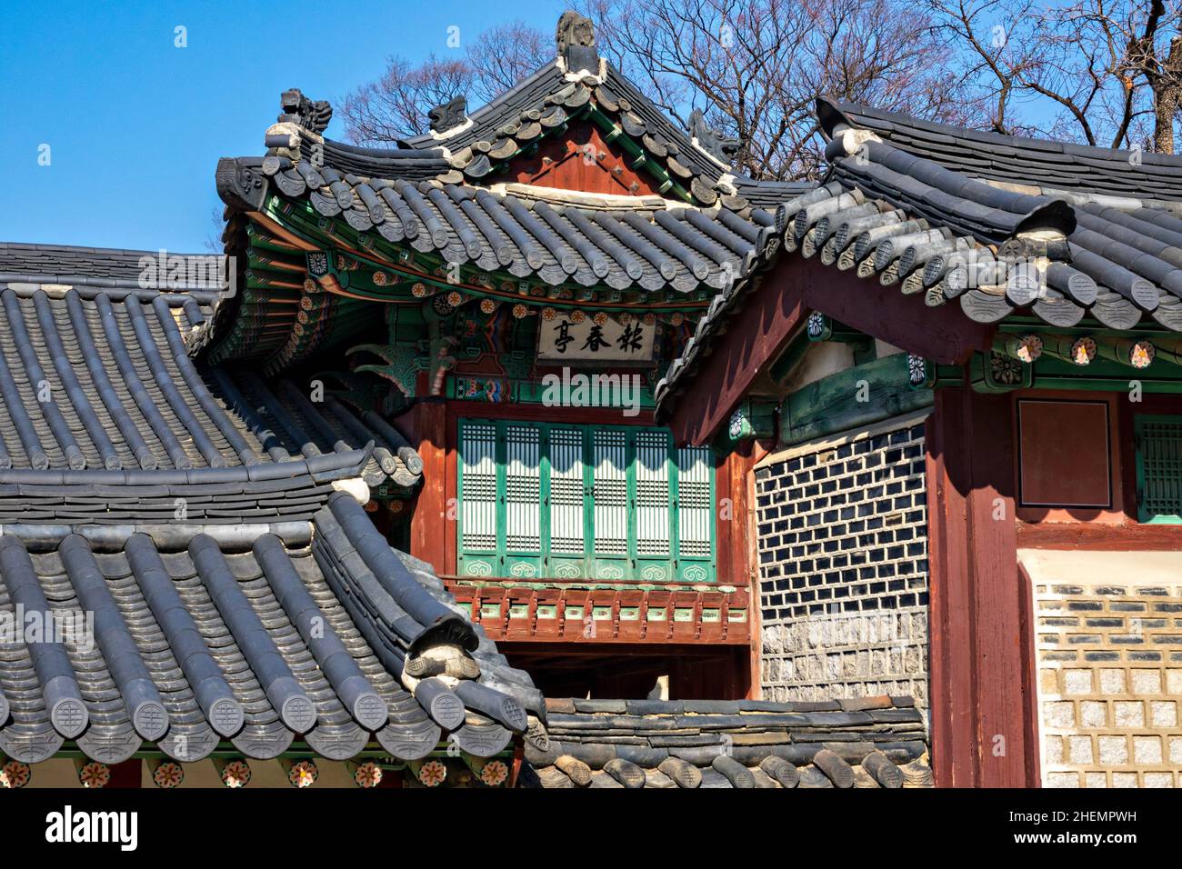 Edifici dall'architettura tradizionale e sontuosa al Gwolnaegaksa all'interno del Palazzo Changdeokgung durante l'inverno a Seoul, Corea del Sud. Foto Stock