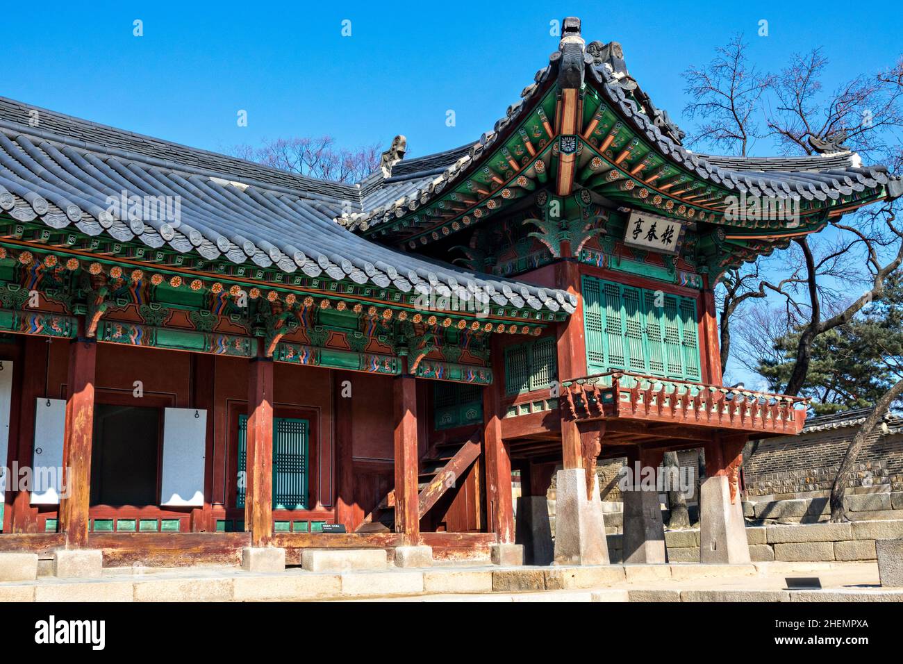Edifici dall'architettura tradizionale e sontuosa al Gwolnaegaksa all'interno del Palazzo Changdeokgung durante l'inverno a Seoul, Corea del Sud. Foto Stock